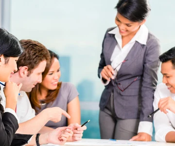 Seminarleiterin redet mit Gästen