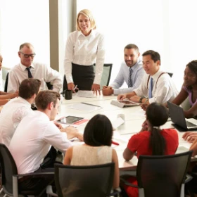 Gruppengespräch am runden Tisch