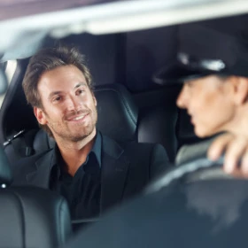 Man sitzt in einem Auto und ist zufrieden