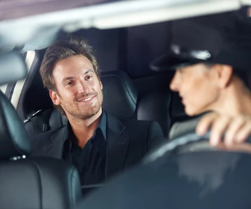 Man sitzt in einem Auto und ist zufrieden