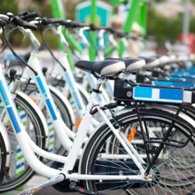 mehrere Fahrräder in einer Reihe