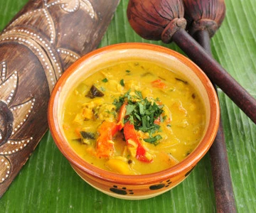 EVINTA_Afrikanische Weihnachtsfeier_Bild05 Suppe mit Kräutern in einer Tonschale