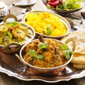 Schüsseln mit indischen Spiesen