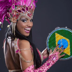 Sambatänzerin schlägt auf Trommer mit brasilianischem Wappen