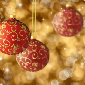 rote Weihnachtskugeln mit goldener Bemalung