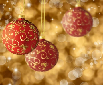 rote Weihnachtskugeln mit goldener Bemalung