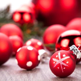 rote Weihnachtskugel mit weißen Sternen