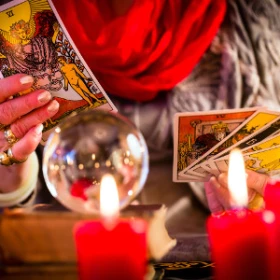 Wahrsagerin mit Glaskugel