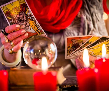 Wahrsagerin mit Glaskugel