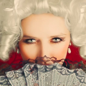 Barockporträt einer Frau mit Perücke und Fächer