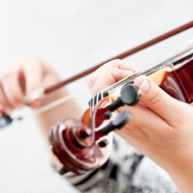 Person spielt Geige