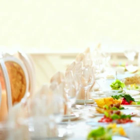 festlich gedeckte Tafel mit verschiedenen Speisen