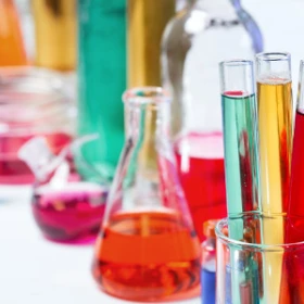 Reagenzgläser mit farbigen Substanzen