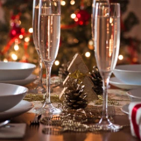 Weihnachtliche Tafel mit Sektgeländern und Tellern