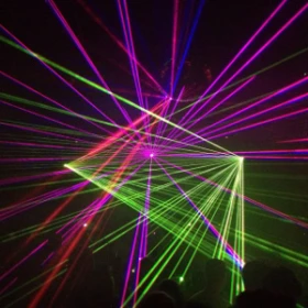 Lasershow mit grünem und pinken Licht
