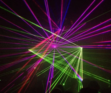 Lasershow mit grünem und pinken Licht
