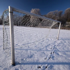 Fußballtor im Schnee