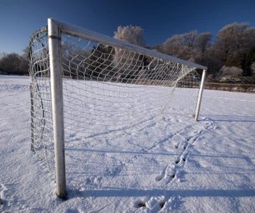 Fußballtor im Schnee