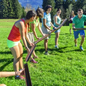 mehre Personen halten gemeinsam eine Wasserleitung