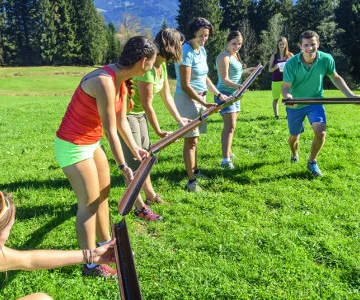 mehre Personen halten gemeinsam eine Wasserleitung