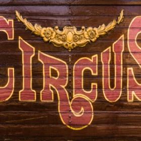 Zirkuswagen-Schild