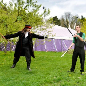 Messerwerfer und Zirkusdirektor