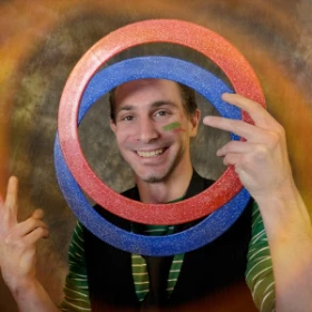 Artist mit bunten Ringen