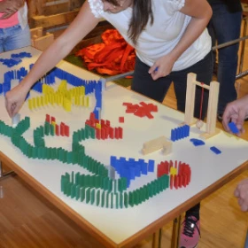 Leute bauen Dominosteine auf