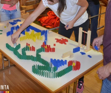 EVINTA_Domino_Weihnachtsfeier_Bild01 Leute bauen Dominosteine auf
