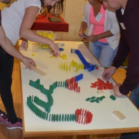 Leute bauen Dominosteine auf