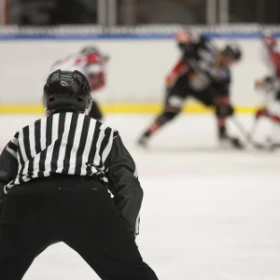 Schiedsrichter schaut auf das Spiel