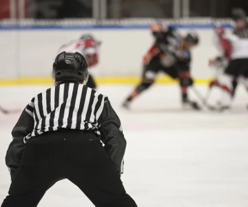 Schiedsrichter schaut auf das Spiel