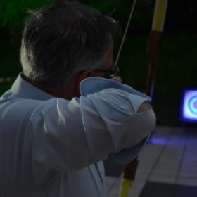 Mann zielt mit Bogen