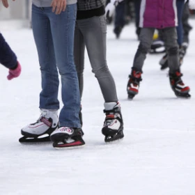 Menschen auf dem Eis beim Schlittschuhlaufen