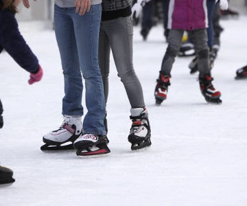 Menschen auf dem Eis beim Schlittschuhlaufen