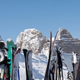 Skier stecken im Schnee vor einem Gipfel
