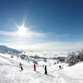 Skipiste mit Blick ins Tal, Verschneite Winterlandschaft