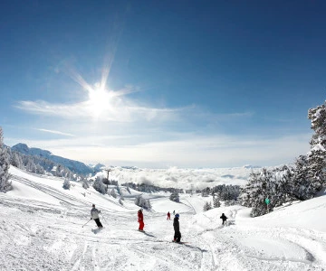 Skipiste mit Blick ins Tal, Verschneite Winterlandschaft