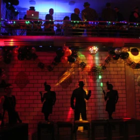 Menschen Feiern in einer Location, Dekoration