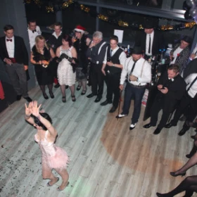 Gruppe schaut einer Tänzerin zu