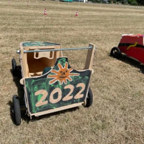 grüne Seifenkisten auf Rasen