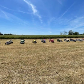 neun Seifenkisten in der Totalen auf Feld