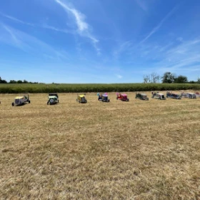 neun Seifenkisten in der Totalen auf Feld