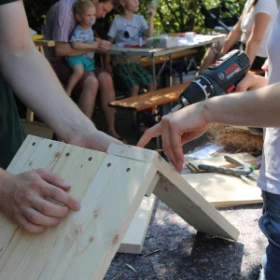 das Dach des Insektenhotels wird montiert