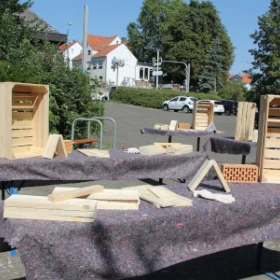 EVINTA_Insektenhotelbau_Bild09 Tisch mit Bausatz für ein Insektenhotel
