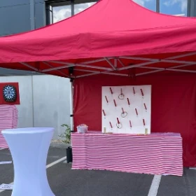 roter Pavillon mit Ringewerfen