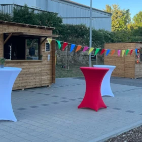 EVINTA_Firmen_Jahrmarkt_Bild03 Kleine Holzhütte mit Stehtischen