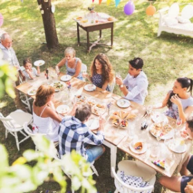 Personen sitzen an einem Tisch und essen gemütlich