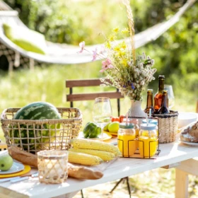 ein gedeckter Tisch mit Essen und Dekoration