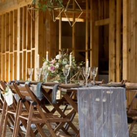 ein gedeckter Tisch vor einem Holzhaus